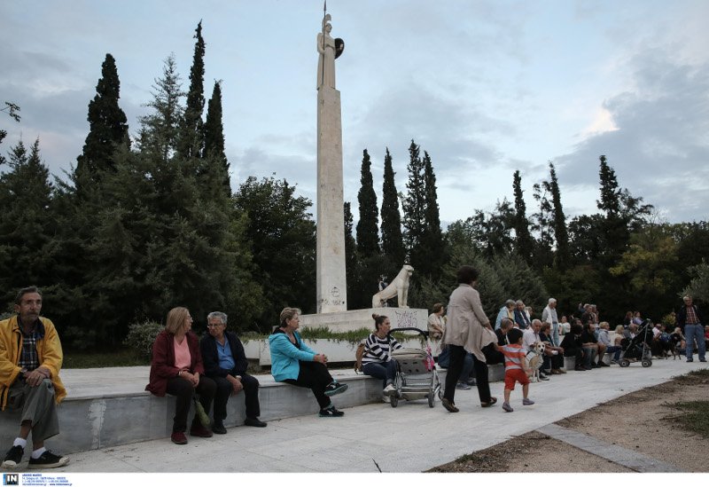 Πεδίον του Αρεως: Διαμαρτυρία με  φακούς και φαναράκια -Ενάντια στη γκετοποίηση της περιοχής[εικόνες] | iefimerida.gr 6