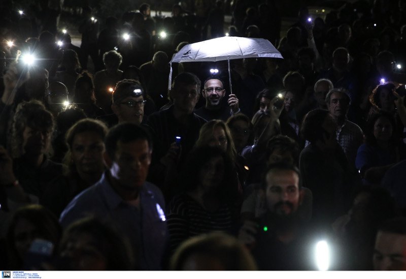 Πεδίον του Αρεως: Διαμαρτυρία με  φακούς και φαναράκια -Ενάντια στη γκετοποίηση της περιοχής[εικόνες] | iefimerida.gr 7