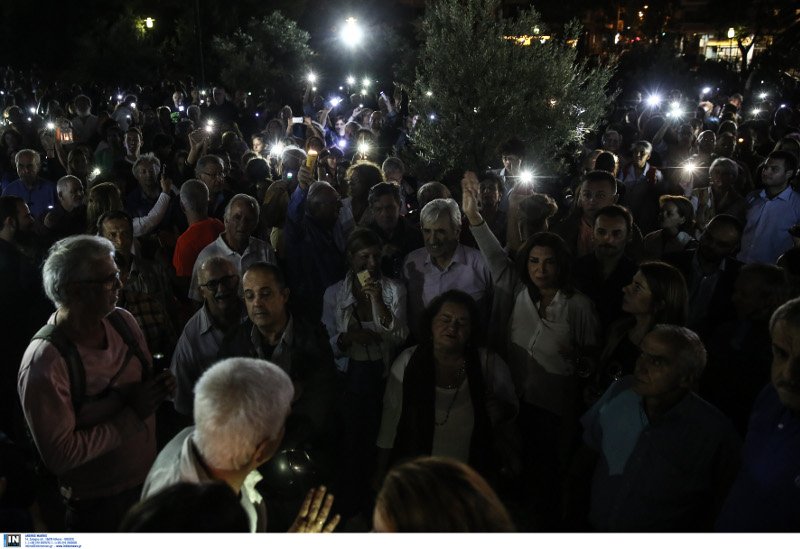 Πεδίον του Αρεως: Διαμαρτυρία με  φακούς και φαναράκια -Ενάντια στη γκετοποίηση της περιοχής[εικόνες] | iefimerida.gr 8