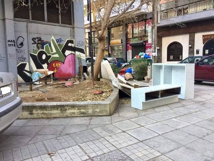 Πετούν ο,τι βρουν από στρώματα μέχρι ντουλάπες