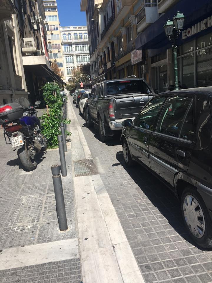 Θεσσαλονίκη: Πεζόδρομος έγινε viral γιατί έχει μόνο... αυτοκίνητα [εικόνα] | iefimerida.gr 0