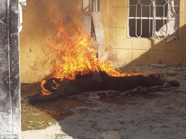 Κτηνωδία: Αμερικανοί πεζοναύτες πυρπολούν Ιρακινούς αντάρτες και τους ταΐζουν στα σκυλιά [εικόνες] | iefimerida.gr 2