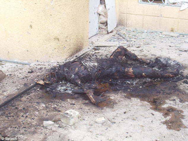 Κτηνωδία: Αμερικανοί πεζοναύτες πυρπολούν Ιρακινούς αντάρτες και τους ταΐζουν στα σκυλιά [εικόνες] | iefimerida.gr 4