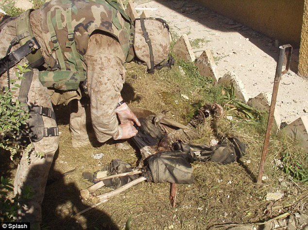 Κτηνωδία: Αμερικανοί πεζοναύτες πυρπολούν Ιρακινούς αντάρτες και τους ταΐζουν στα σκυλιά [εικόνες] | iefimerida.gr 6