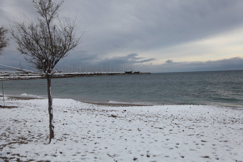 Στα λευκά και τα νότια προάστια της Αττικής -Από τη Νέα Σμύρνη έως τη Βάρκιζα [εικόνες] | iefimerida.gr 2