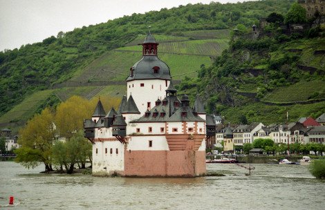 Δέκα νησιά βγαλμένα από τα παραμύθια: Οταν τα κάστρα ξεπροβάλλουν μέσα από το νερό [εικόνες] | iefimerida.gr 3