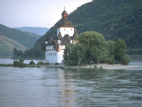 Δέκα νησιά βγαλμένα από τα παραμύθια: Οταν τα κάστρα ξεπροβάλλουν μέσα από το νερό [εικόνες] | iefimerida.gr 4