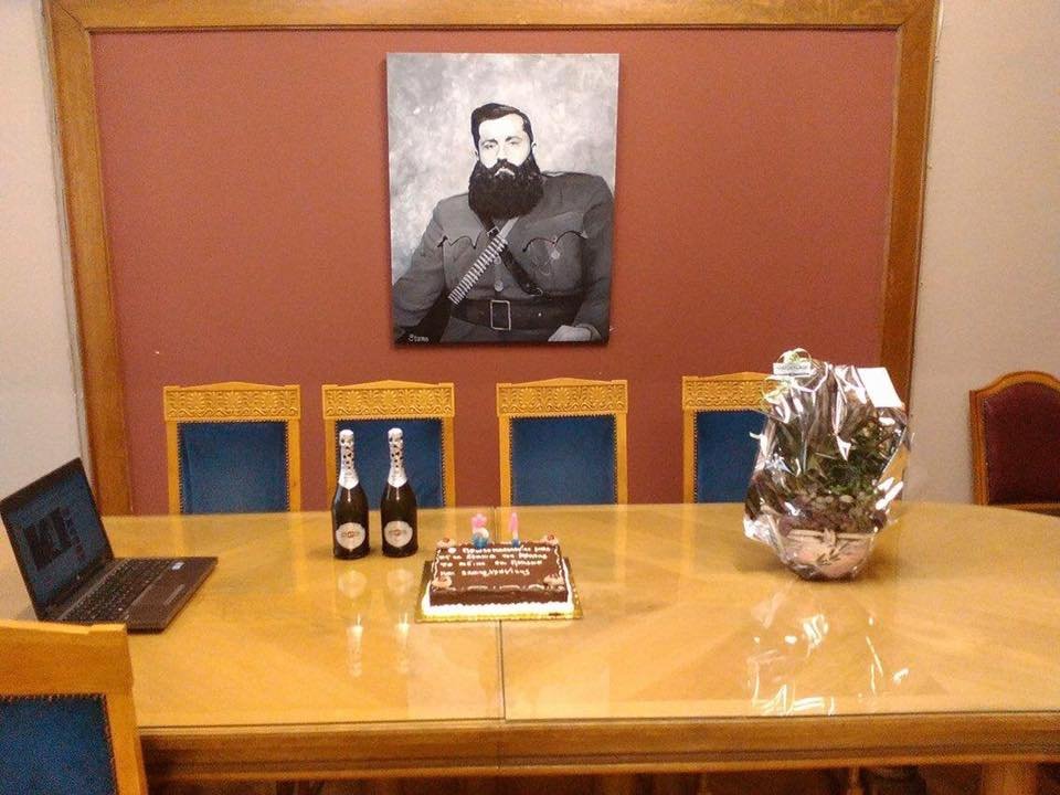 Ο Πολάκης γιόρτασε τα γενέθλιά του με τούρτα σοκολάτα και αφρώδη οίνο σε φόντο Αρη Βελουχιώτη [εικόνες] | iefimerida.gr 1