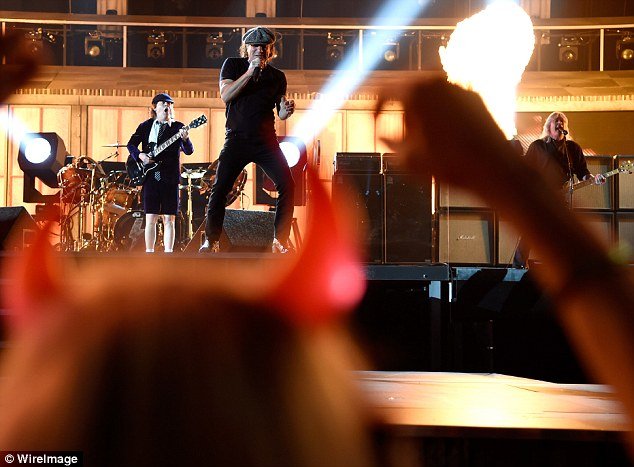 Καταδικάστηκε ο Αυστραλός ντράμερ των AC/DC -Σε κατ΄οίκον περιορισμό | iefimerida.gr 3