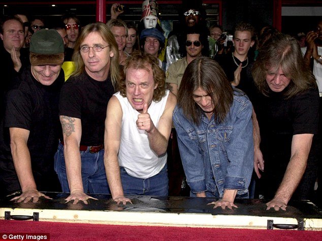 Καταδικάστηκε ο Αυστραλός ντράμερ των AC/DC -Σε κατ΄οίκον περιορισμό | iefimerida.gr 4