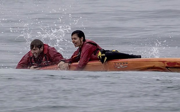 Σώθηκαν από θαύμα - Τουρίστες έκαναν κωπηλασία όταν μία φάλαινα 40 τόνων προσγειώθηκε πάνω τους [εικόνες & βίντεο] | iefimerida.gr 2