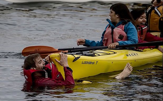 Σώθηκαν από θαύμα - Τουρίστες έκαναν κωπηλασία όταν μία φάλαινα 40 τόνων προσγειώθηκε πάνω τους [εικόνες & βίντεο] | iefimerida.gr 3
