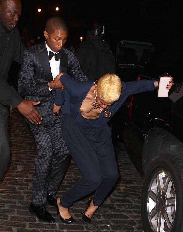 Η αρραβωνιαστικιά που σκόνταψε, έδειξε το στήθος της και έβαλε τα κλάματα [εικόνες]  | iefimerida.gr 0