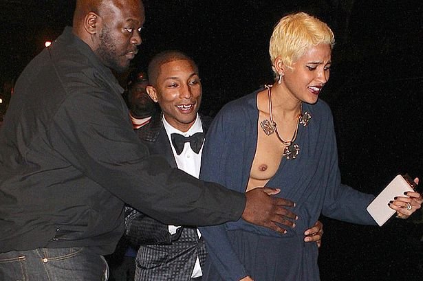 Η αρραβωνιαστικιά που σκόνταψε, έδειξε το στήθος της και έβαλε τα κλάματα [εικόνες]  | iefimerida.gr 1