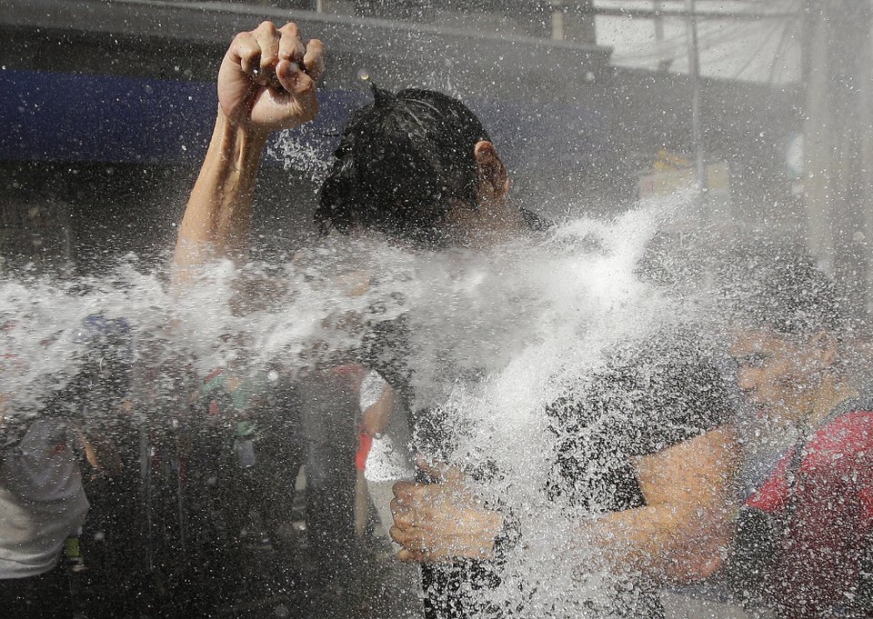 Εκατοντάδες διαδηλωτές στην άφιξη Τραμπ στις Φιλιππίνες -Τους απωθούσαν με νερό [εικόνες]  | iefimerida.gr 3