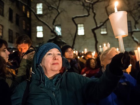 Aνατριχίλα στη Νέα Υόρκη: Εσβησαν τα φώτα στο Μπρόντγουεϊ, πλήθος κόσμου με κεριά βγήκε να θρηνήσει τον Χόφμαν [εικόνες & βίντεο] | iefimerida.gr 4