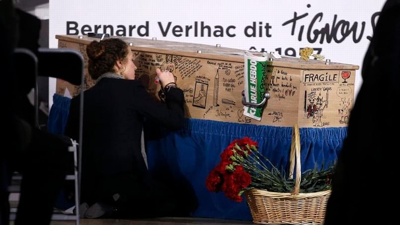 Εκατοντάδες κόσμου στις κηδείες δύο σκιτσογράφων του Charlie Hebdo – Ζωγράφισαν το φέρετρο του Tignous [εικόνες] | iefimerida.gr 9