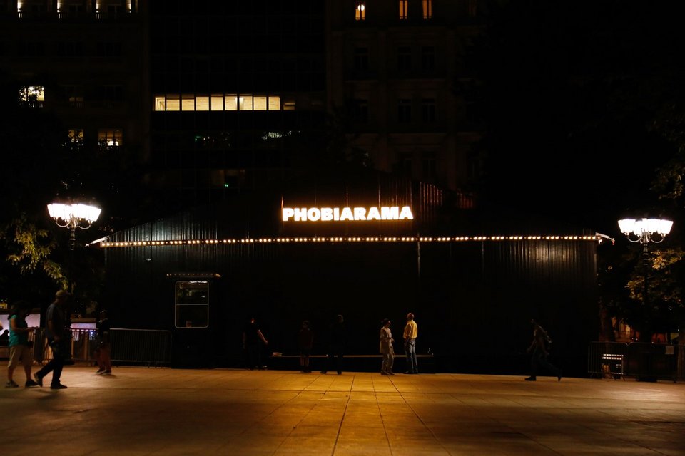 Τελικά τι είναι αυτό το μαύρο σπίτι με την ταμπέλα Phobiarama πάνω στο Σύνταγμα; [εικόνες]  | iefimerida.gr 4
