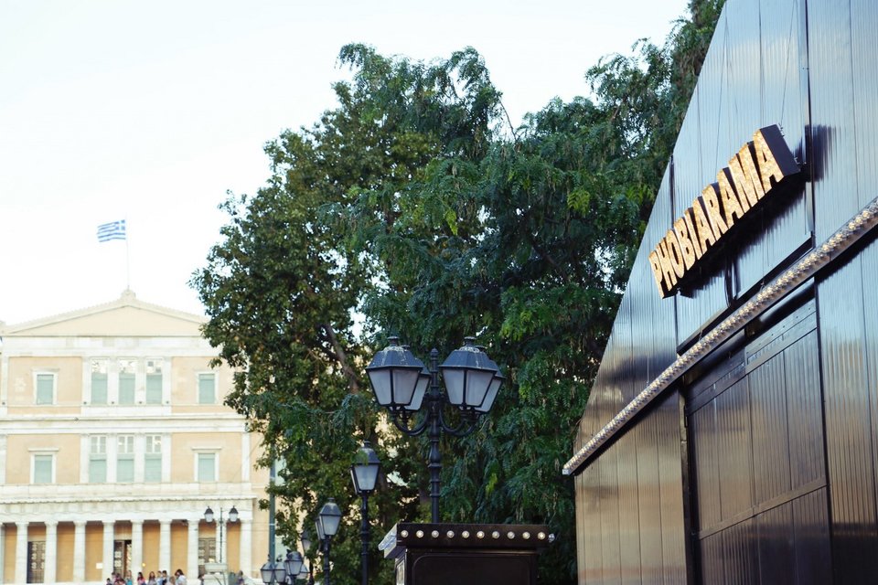 Τελικά τι είναι αυτό το μαύρο σπίτι με την ταμπέλα Phobiarama πάνω στο Σύνταγμα; [εικόνες]  | iefimerida.gr 1