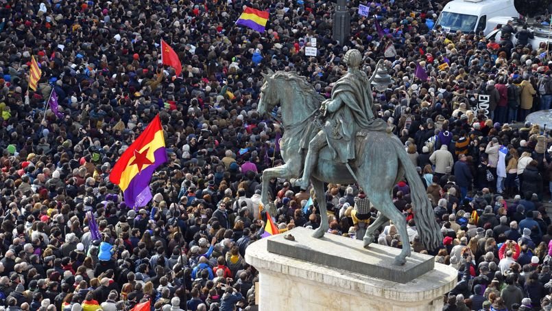 Τικ-τακ, ήρθε η ώρα της αλλαγής: Ο Ιγκλέσιας μίλησε σε χιλιάδες Ισπανούς στα ελληνικά [εικόνες & βίντεο] | iefimerida.gr 12