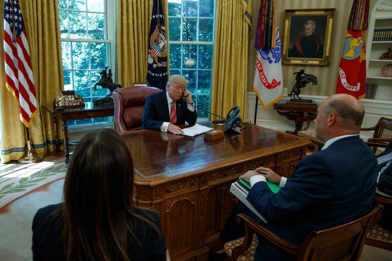 Ο Τραμπ φλέρταρε με ρεπόρτερ ενώ μιλούσε στο τηλέφωνο με τον Ιρλανδό πρωθυπουργό [βίντεο]  | iefimerida.gr 1