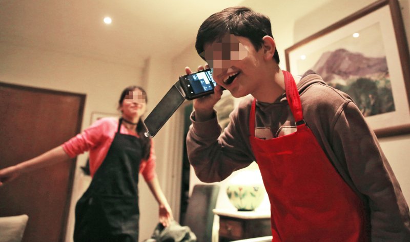 Ζευγάρι Ελλήνων περιγράφει: Πώς ήταν να φιλοξενούμε δύο ασυνόδευτα προσφυγόπουλα στο σπίτι μας [εικόνες] | iefimerida.gr 2