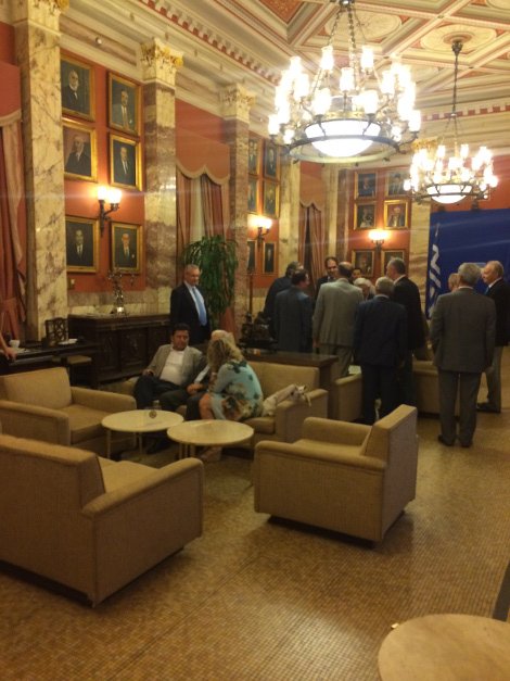 Σαμαράς σε βουλευτές: Αν πέσει η κυβέρνηση δεν θα μείνει ούτε ένα ευρώ στις τράπεζες [εικόνες] | iefimerida.gr 0