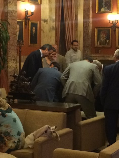 Σαμαράς σε βουλευτές: Αν πέσει η κυβέρνηση δεν θα μείνει ούτε ένα ευρώ στις τράπεζες [εικόνες] | iefimerida.gr 1