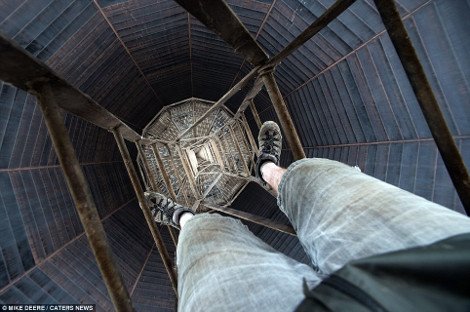 Ενας φωτογράφος αποκαλύπτει τα άδυτα του «κάτω κόσμου»: Μια μαγική βουτιά κάτω από την πόλη [εικόνες] | iefimerida.gr 1