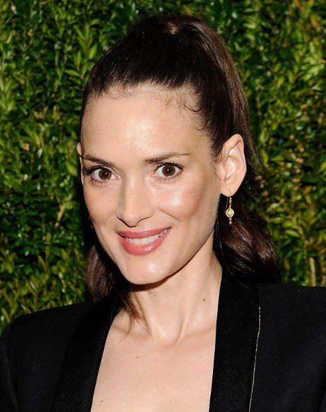 Κάποιος να την σταματήσει: Τα απανωτά μπότοξ παραμόρφωσαν τη Winona Ryder [εικόνες] | iefimerida.gr 0