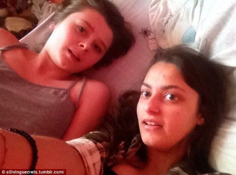 Ο απόλυτος πανικός: Οταν μια αράχνη κάνει photobombing στη selfie δύο κοριτσιών [εικόνες] | iefimerida.gr 1