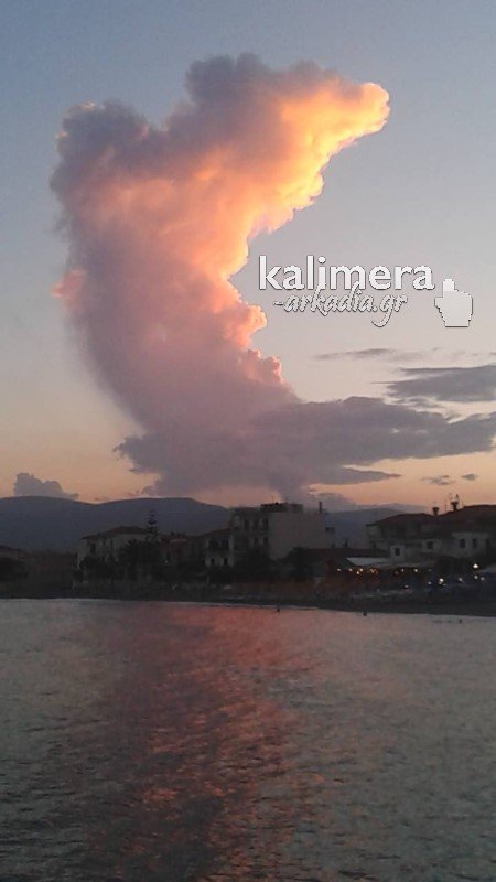 Απίστευτο φυσικό φαινόμενο στην Αρκαδία – Κόκκινο σύννεφο «σκέπασε» το Αστρος [εικόνες & βίντεο] | iefimerida.gr 0