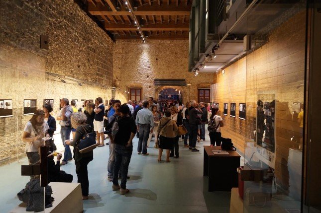 Ο Γιώργος Παπανδρέου σε διακοπές στην Κρήτη, πήγε σε έκθεση φωτογραφίας [εικόνες] | iefimerida.gr 0