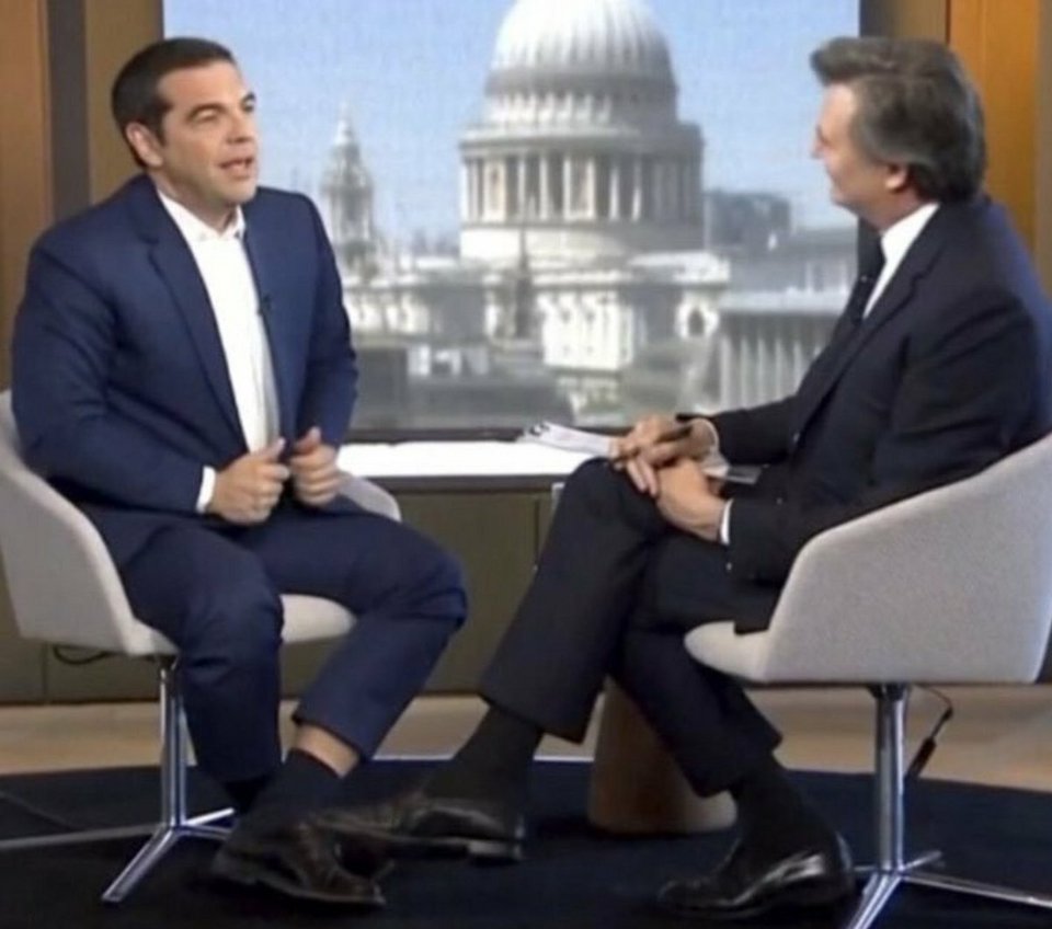 Κάποιος έβαψε τις κοντές κάλτσες του πρωθυπουργού -Χαμός στο Twitter [εικόνες] | iefimerida.gr 4