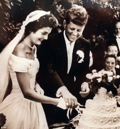 Στο φως κρυφές επιστολές της Τζάκι σε ιερέα: Περιγράφουν την πίκρα της για τον γυναικά Κένεντι και τις αταξίες του [εικόνες] | iefimerida.gr 1