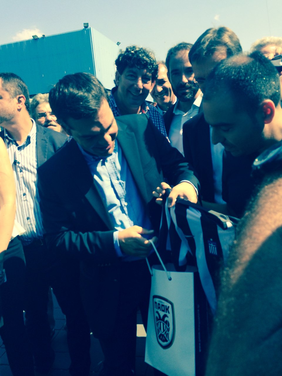 Το δώρο που δέχθηκε ο Τσίπρας στη ΔΕΘ: Δύο φανέλες του ΠΑΟΚ -Γιατί δεν δηλώνει πια οπαδός της ομάδας [εικόνα] | iefimerida.gr 0