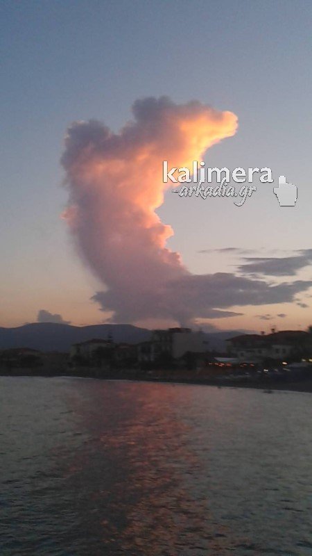Απίστευτο φυσικό φαινόμενο στην Αρκαδία – Κόκκινο σύννεφο «σκέπασε» το Αστρος [εικόνες & βίντεο] | iefimerida.gr 1