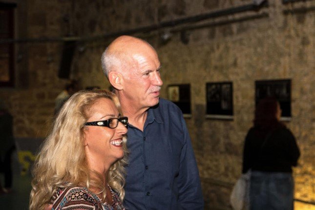 Ο Γιώργος Παπανδρέου σε διακοπές στην Κρήτη, πήγε σε έκθεση φωτογραφίας [εικόνες] | iefimerida.gr 1