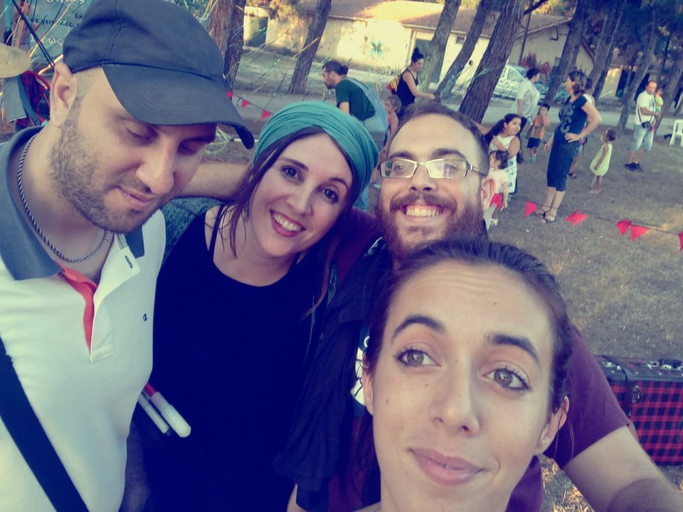 Παίζουν μουσική με ανακυκλώσιμα υλικά -Κουζινικά, μπουκάλια, κάψουλες καφέ [εικόνες & βίντεο]  | iefimerida.gr 1