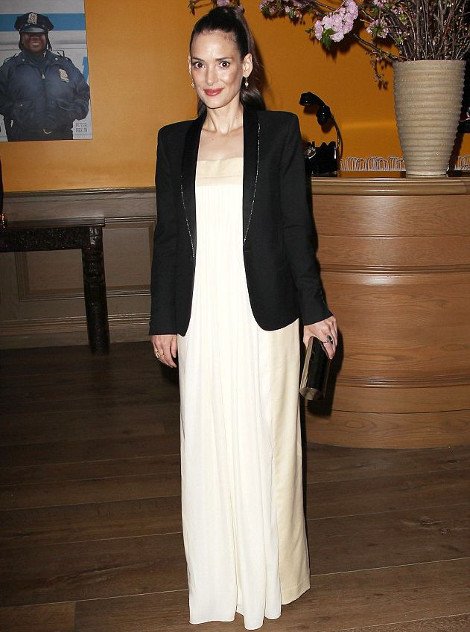 Κάποιος να την σταματήσει: Τα απανωτά μπότοξ παραμόρφωσαν τη Winona Ryder [εικόνες] | iefimerida.gr 2