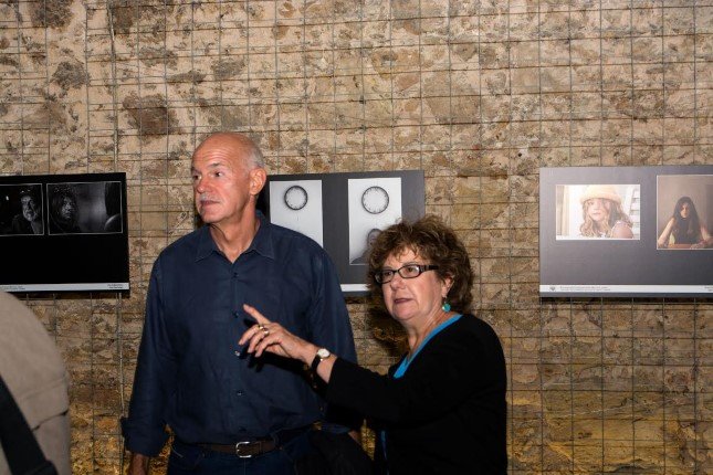 Ο Γιώργος Παπανδρέου σε διακοπές στην Κρήτη, πήγε σε έκθεση φωτογραφίας [εικόνες] | iefimerida.gr 2