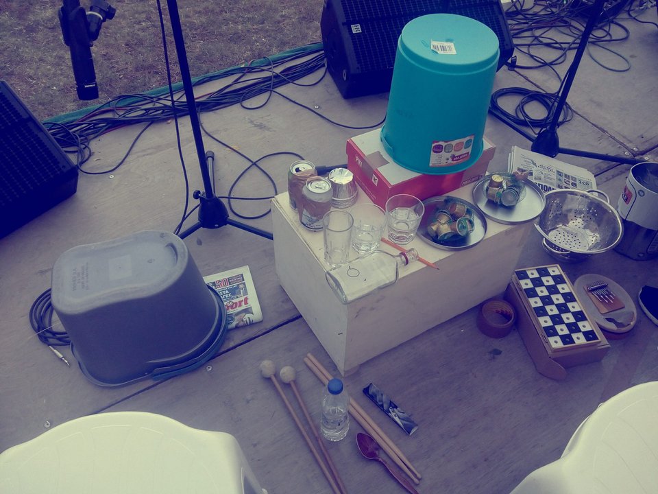 Παίζουν μουσική με ανακυκλώσιμα υλικά -Κουζινικά, μπουκάλια, κάψουλες καφέ [εικόνες & βίντεο]  | iefimerida.gr 2