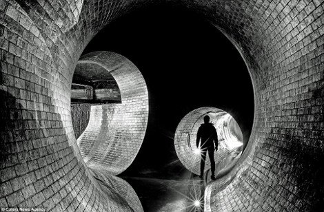 Ενας φωτογράφος αποκαλύπτει τα άδυτα του «κάτω κόσμου»: Μια μαγική βουτιά κάτω από την πόλη [εικόνες] | iefimerida.gr 4