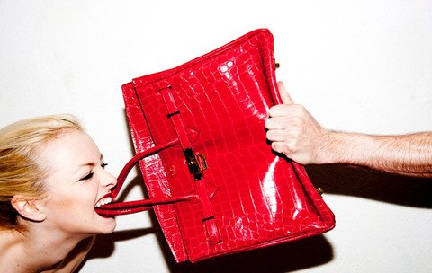 80.000 ευρώ τσάντα Hermes καίει η κόρη του Ίστγουντ [εικόνες] | iefimerida.gr 0