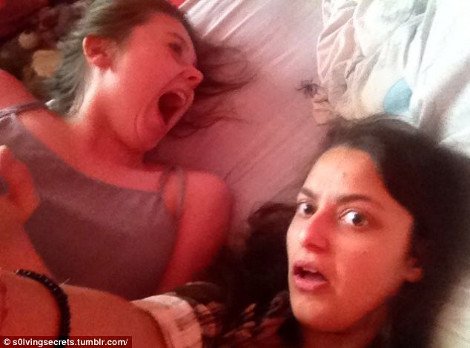 Ο απόλυτος πανικός: Οταν μια αράχνη κάνει photobombing στη selfie δύο κοριτσιών [εικόνες] | iefimerida.gr 4