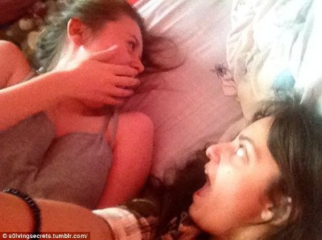 Ο απόλυτος πανικός: Οταν μια αράχνη κάνει photobombing στη selfie δύο κοριτσιών [εικόνες] | iefimerida.gr 5