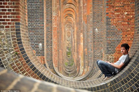 Ενας φωτογράφος αποκαλύπτει τα άδυτα του «κάτω κόσμου»: Μια μαγική βουτιά κάτω από την πόλη [εικόνες] | iefimerida.gr 8