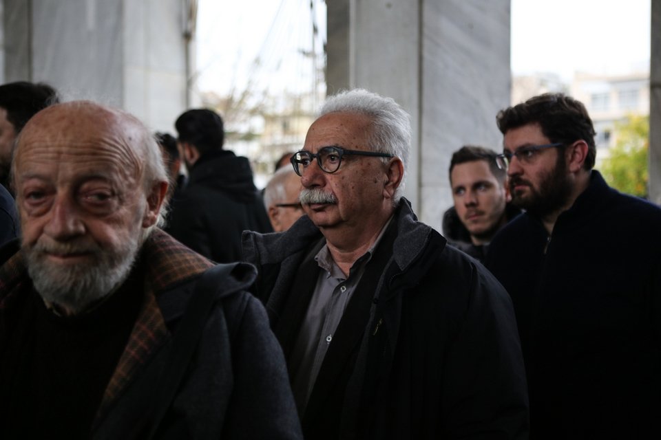 Το τελευταίο αντίο στον Θόδωρο Μιχόπουλο -Δάκρυσε ο Αλέξης Τσίπρας στην κηδεία [βίντεο] | iefimerida.gr 13