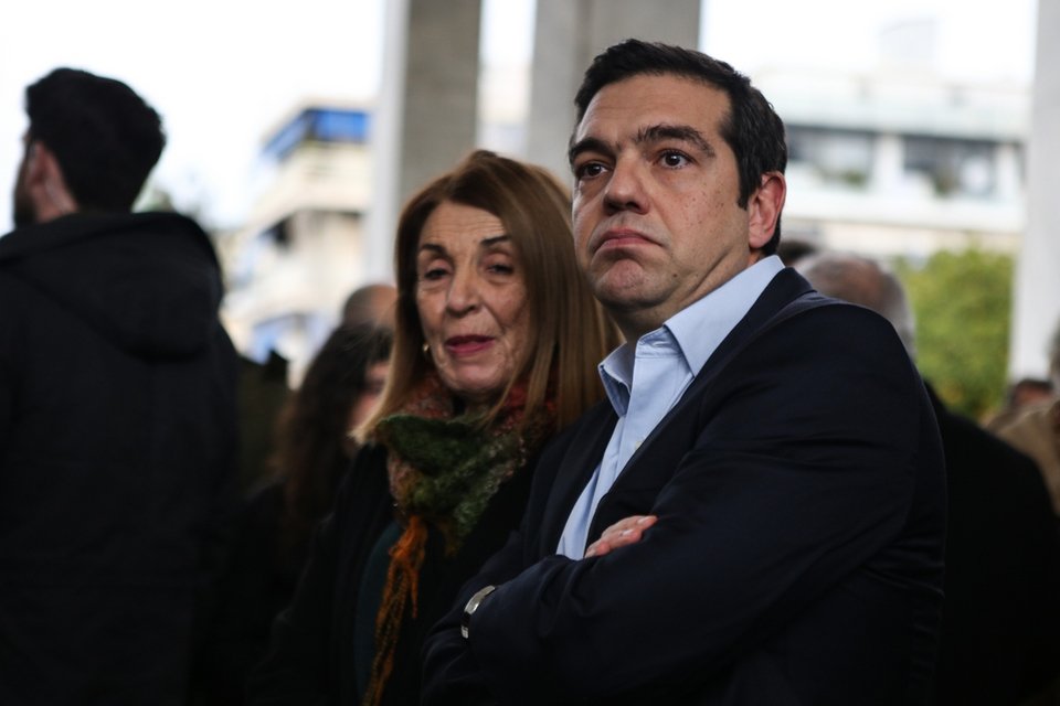 Το τελευταίο αντίο στον Θόδωρο Μιχόπουλο -Δάκρυσε ο Αλέξης Τσίπρας στην κηδεία [βίντεο] | iefimerida.gr 3