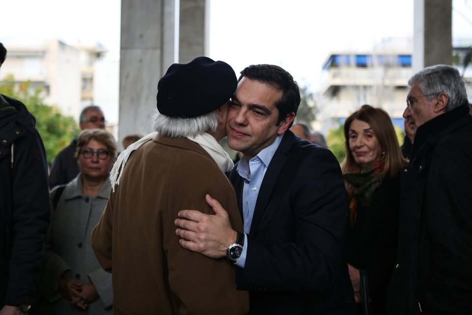 Το τελευταίο αντίο στον Θόδωρο Μιχόπουλο -Δάκρυσε ο Αλέξης Τσίπρας στην κηδεία [βίντεο] | iefimerida.gr 5
